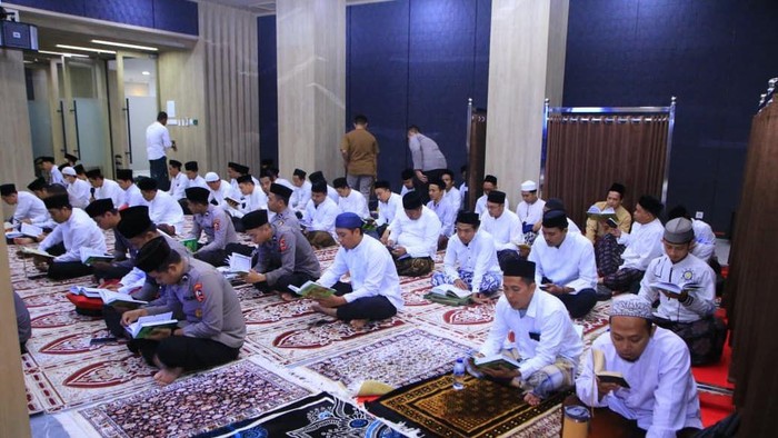 divisi-humas-polri-menggelar-khataman-al-quran-menjelang-peringatan-hut-ke-74-1761571081354_169.jpeg