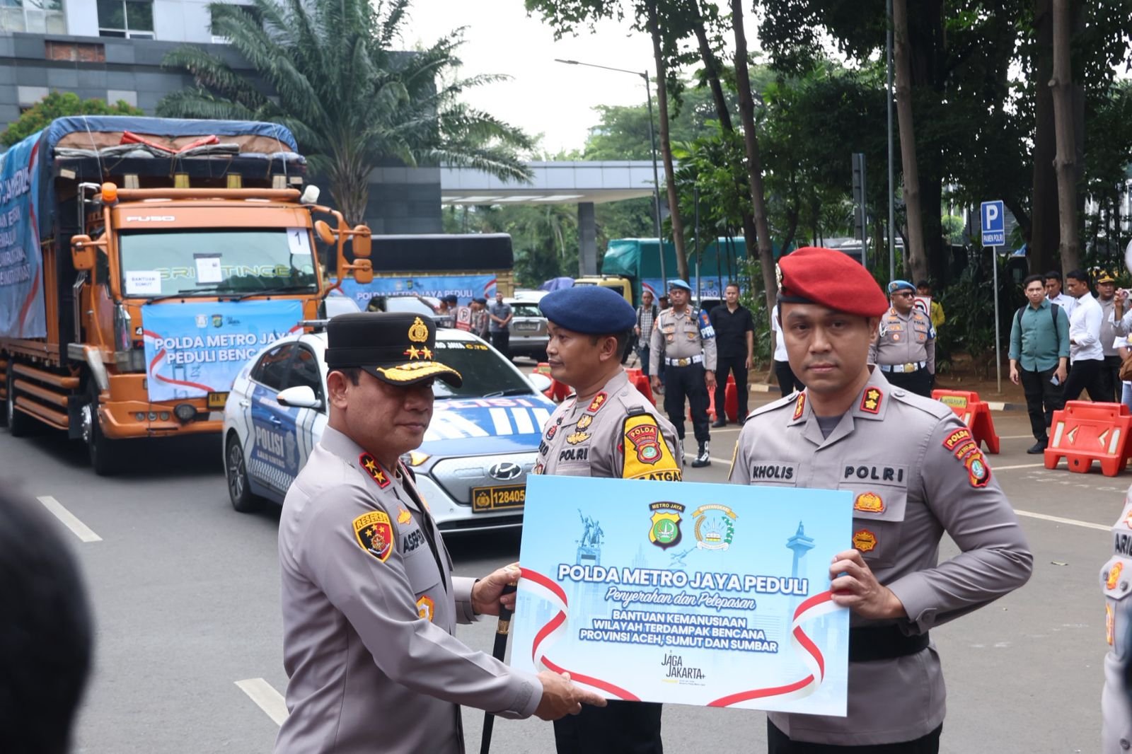 Polda Metro Jaya Kirim 15 Truk Bantuan untuk Korban Banjir Sumatera