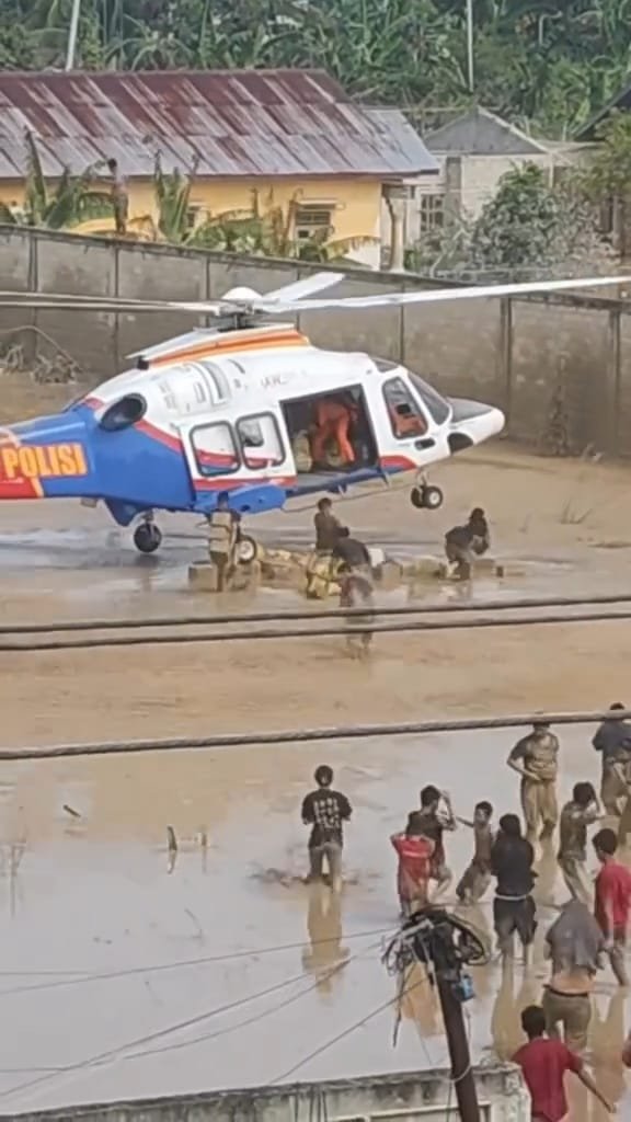 Meski Dengan Risiko Pendaratan, Helikopter Poludara Baharkam Polri Berhasil Dropping Logistik Bantuan ke Aceh Tamiang